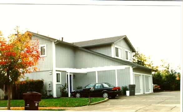 1275 Slater St in Santa Rosa, CA - Building Photo - Building Photo