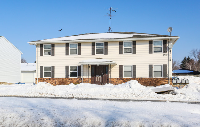 2420 Camelot Boulevard in Sheboygan, WI - Foto de edificio - Building Photo