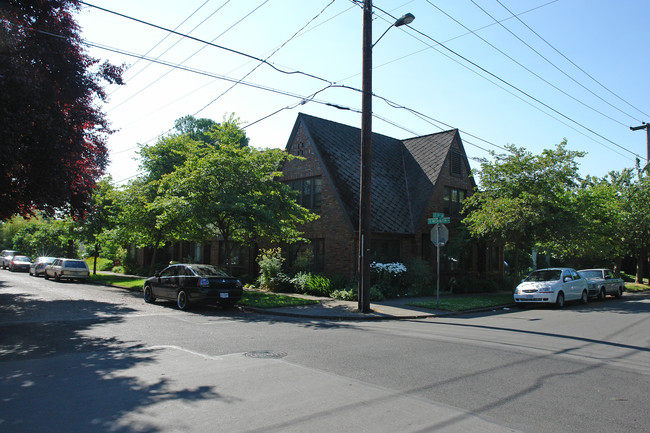 2904-2914 SE Washington St in Portland, OR - Building Photo - Building Photo