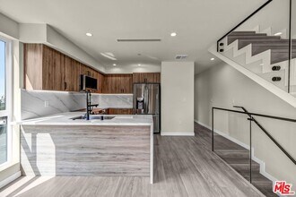 1305 N Sycamore Ave in Los Angeles, CA - Building Photo - Building Photo