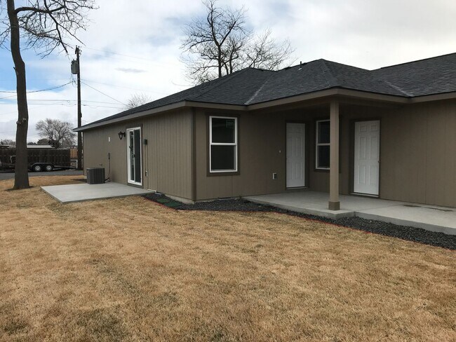 613 S Locust Ln in Moses Lake, WA - Building Photo - Building Photo