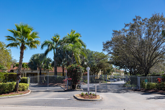 Key Royal Villas in Naples, FL - Building Photo - Building Photo