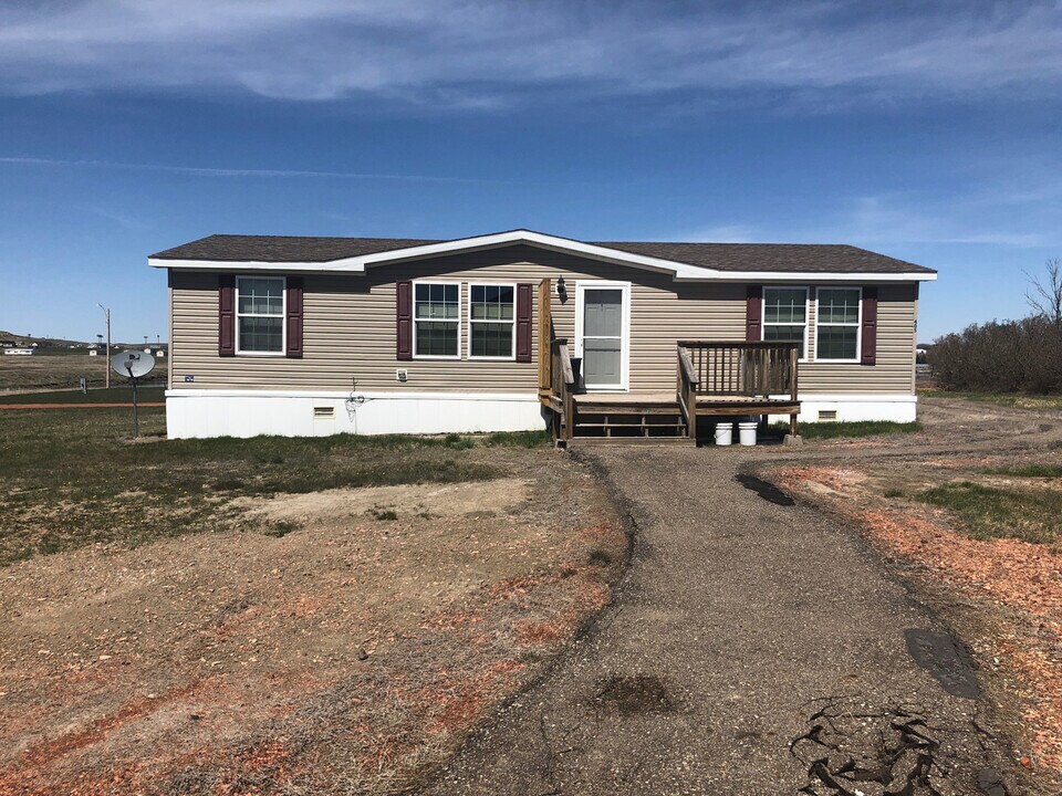 405 4th Ave SW in Belfield, ND - Building Photo