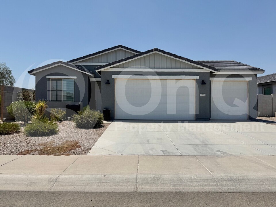 35733 W Santa Monica Ave in Maricopa, AZ - Foto de edificio
