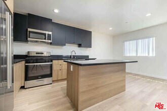 2103 Burnside Ave in Los Angeles, CA - Building Photo - Building Photo