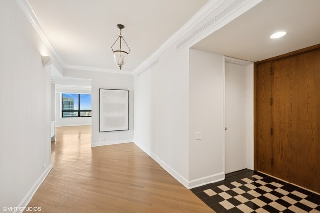 180 E Pearson St in Chicago, IL - Building Photo - Building Photo