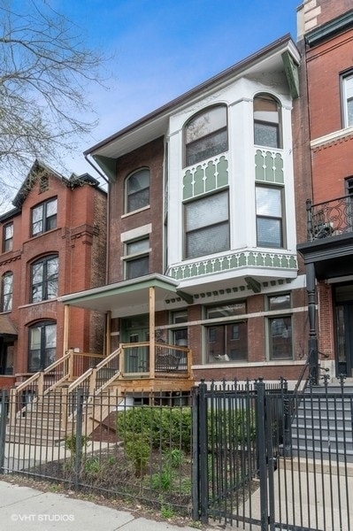 property at 844 W Fullerton Ave