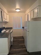 1750 Karen Ave in Las Vegas, NV - Building Photo - Building Photo
