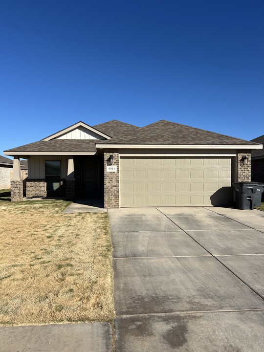 6944 10th St in Lubbock, TX - Building Photo