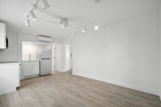 4832 SE Anchor Ave in Stuart, FL - Foto de edificio - Building Photo