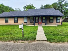 125 Thomas St in New Waverly, TX - Building Photo