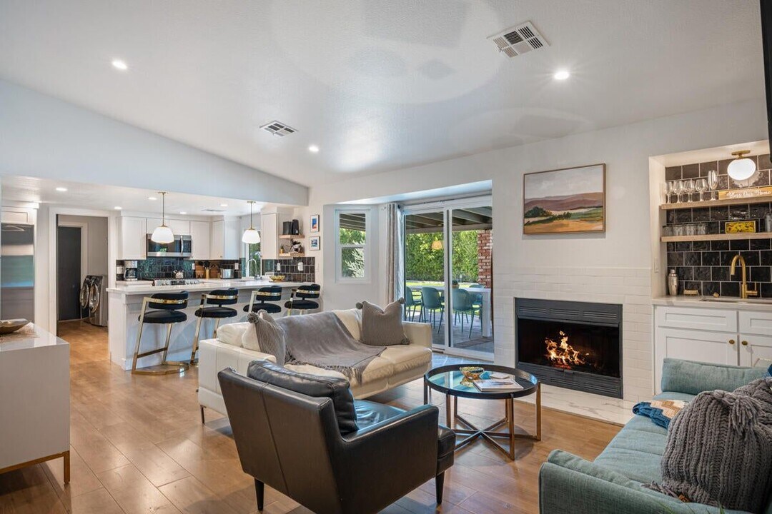 2241 N San Gorgonio Rd in Palm Springs, CA - Building Photo