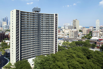 Hilliard Towers Family II in Chicago, IL - Building Photo - Building Photo