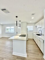 102 E Tiffany Dr in West Palm Beach, FL - Building Photo