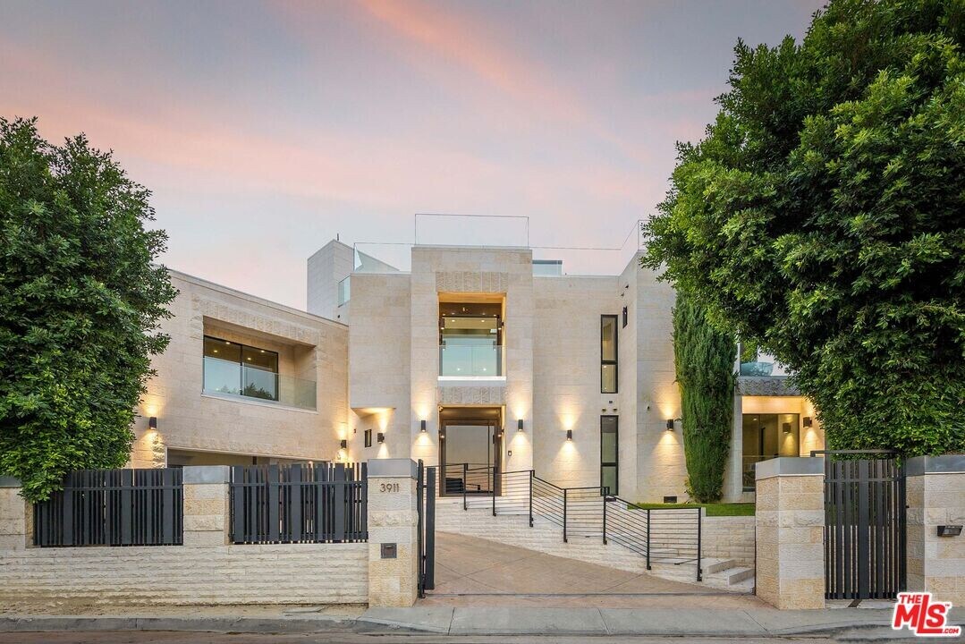 3911 Cody Rd in Los Angeles, CA - Building Photo