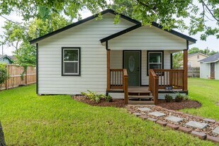 130 E Bernard St in Clute, TX - Building Photo