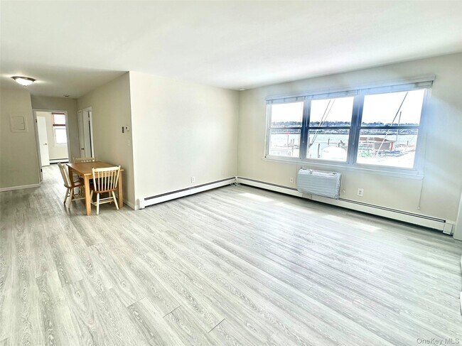 3 Toms Point Ln in Port Washington, NY - Building Photo - Building Photo