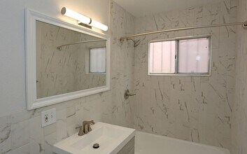 10227 S 10th Ave in Inglewood, CA - Foto de edificio - Building Photo