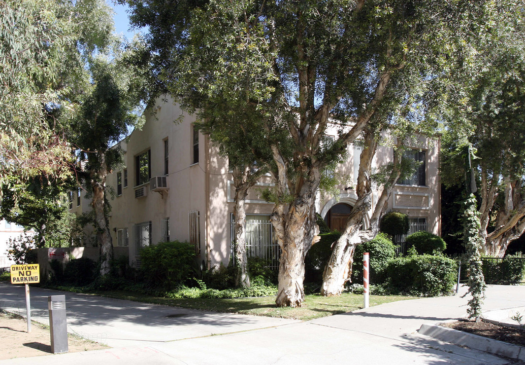 943 S Genesee Ave in Los Angeles, CA - Building Photo