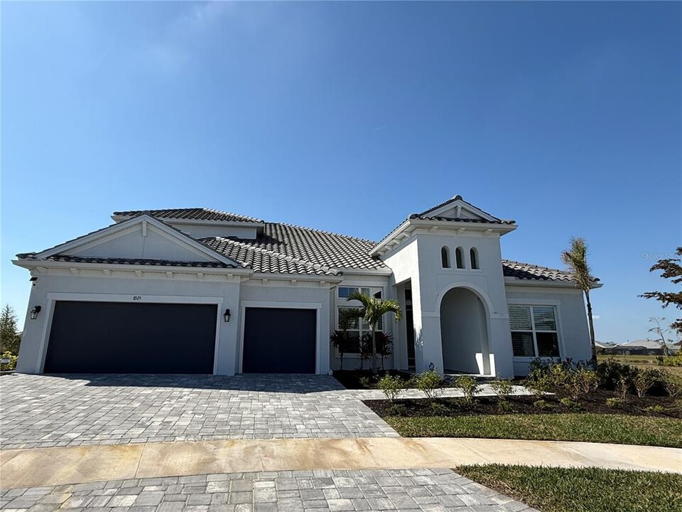 8525 Beechlake Ct in Sarasota, FL - Building Photo