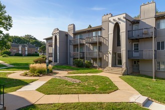 Camelot Village in Omaha, NE - Foto de edificio - Building Photo