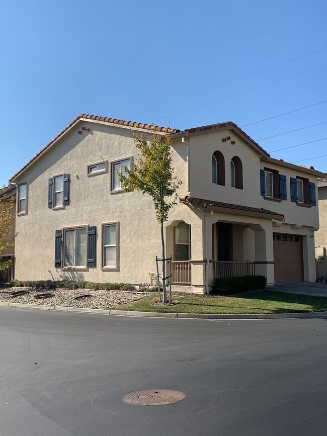 633 Novara Ln in Fairfield, CA - Foto de edificio - Building Photo