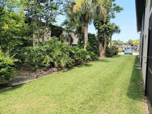 7209 Cloister Dr, Unit 102 in Sarasota, FL - Foto de edificio - Building Photo
