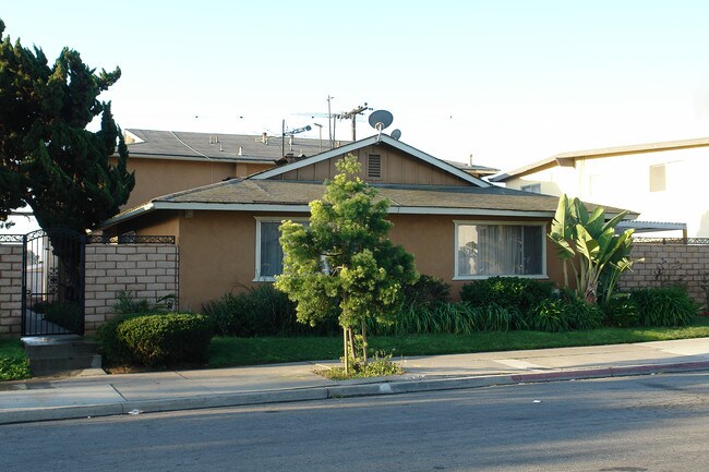 745 Shalimar Dr in Costa Mesa, CA - Building Photo - Building Photo