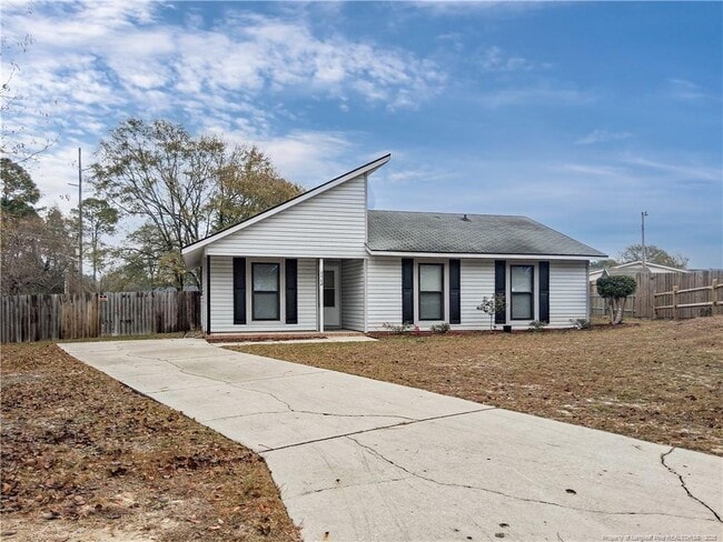 6594 Honeysuckle Dr in Fayetteville, NC - Building Photo - Building Photo