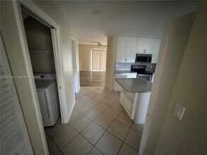 9060 NW 45th Ct in Sunrise, FL - Building Photo - Building Photo