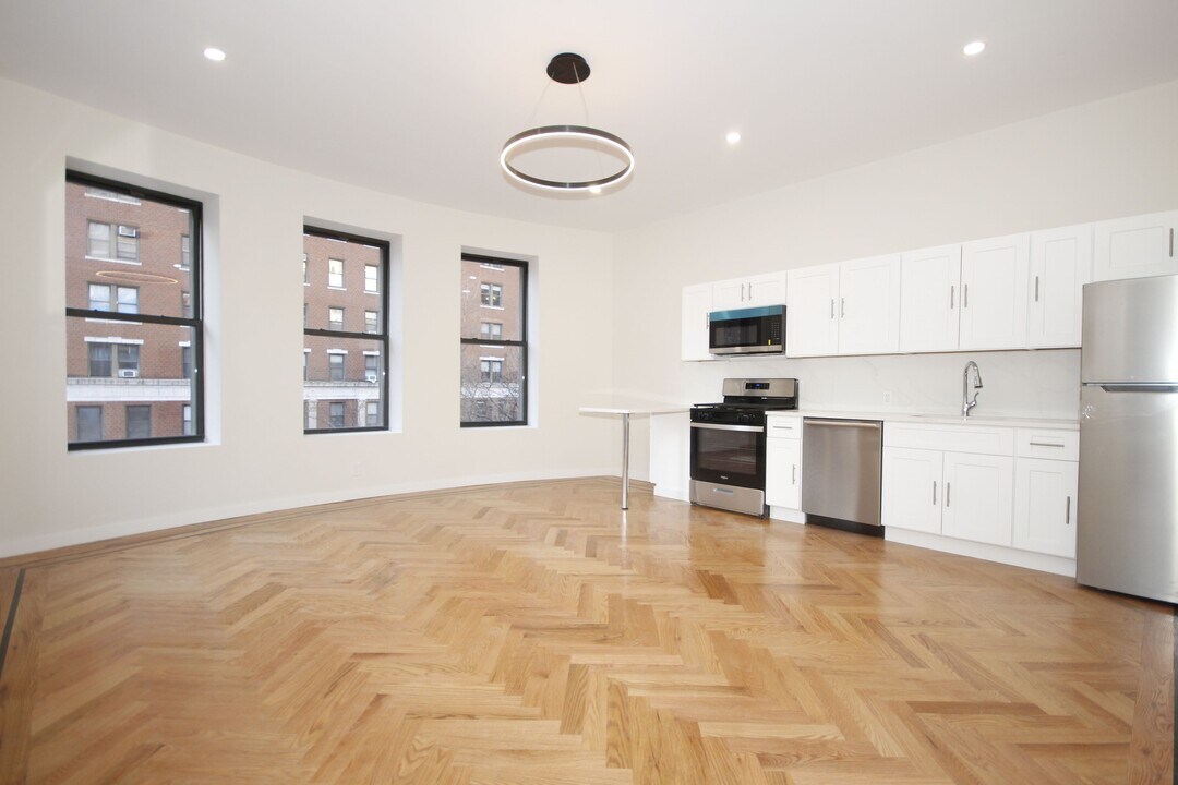 860 W End Ave in New York, NY - Building Photo