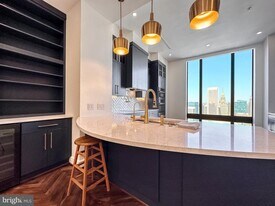 10 E Lee St in Baltimore, MD - Building Photo