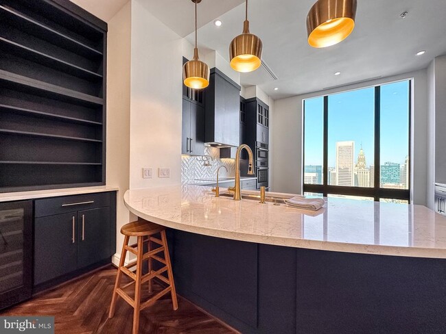 10 E Lee St