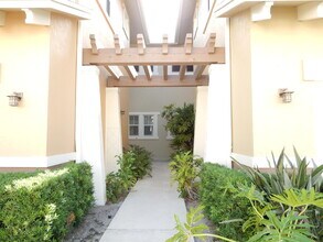 669 Pacific Grove Dr in West Palm Beach, FL - Building Photo - Building Photo