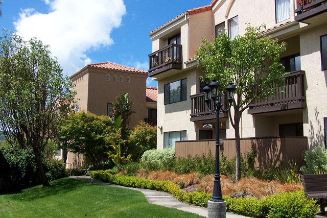 Magnolia Plaza Senior Apartments in South San Francisco, CA - Foto de edificio - Building Photo