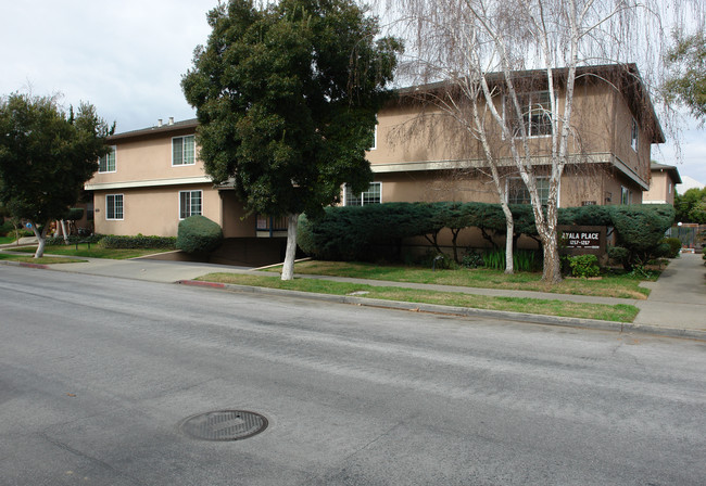 Ayala Place Apartments in Sunnyvale, CA - Foto de edificio - Building Photo