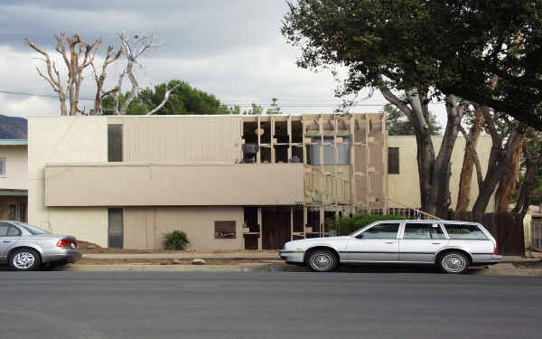 1210 N Altadena Dr in Pasadena, CA - Foto de edificio