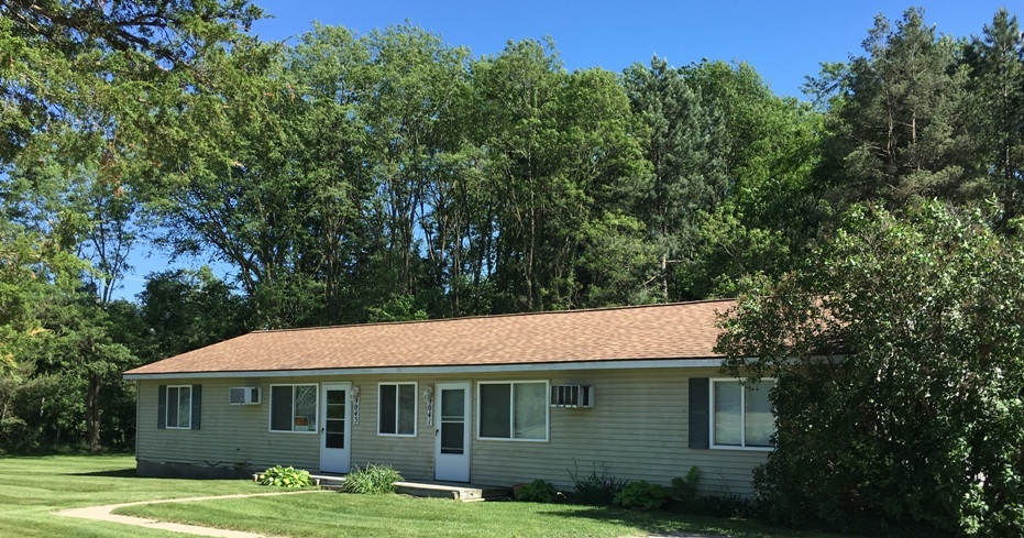 9041 Cedar Lake Rd in Pinckney, MI - Building Photo