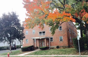 Oakwood Avenue in West Hartford, CT - Building Photo - Building Photo