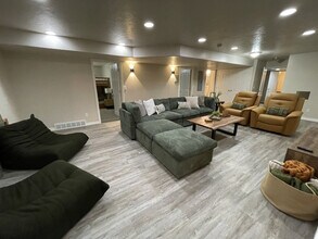 1267 E Hickenlooper Way in Draper, UT - Building Photo - Building Photo