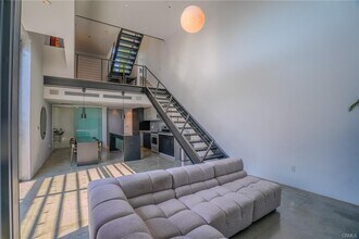 1011 N Orange Grove Ave, Unit 5 in West Hollywood, CA - Foto de edificio - Building Photo