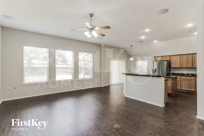 631 Magnolia Ln in Glenn Heights, TX - Foto de edificio - Building Photo