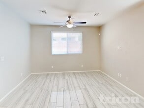 9324 W Pearblossom Sky Ave, Unit 14 in Las Vegas, NV - Building Photo - Building Photo