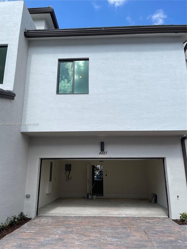 4227 NW 83rd Ave in Doral, FL - Building Photo - Building Photo