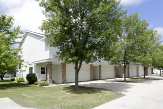 Tucker Pointe Townhomes in Fargo, ND - Foto de edificio - Building Photo