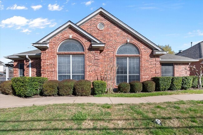 2311 Ragland Rd in Mansfield, TX - Foto de edificio - Building Photo
