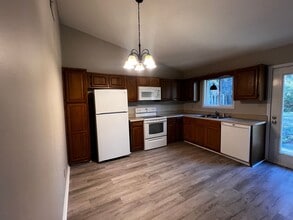 708 Pinewood Dr in Jacksonville, NC - Building Photo - Building Photo