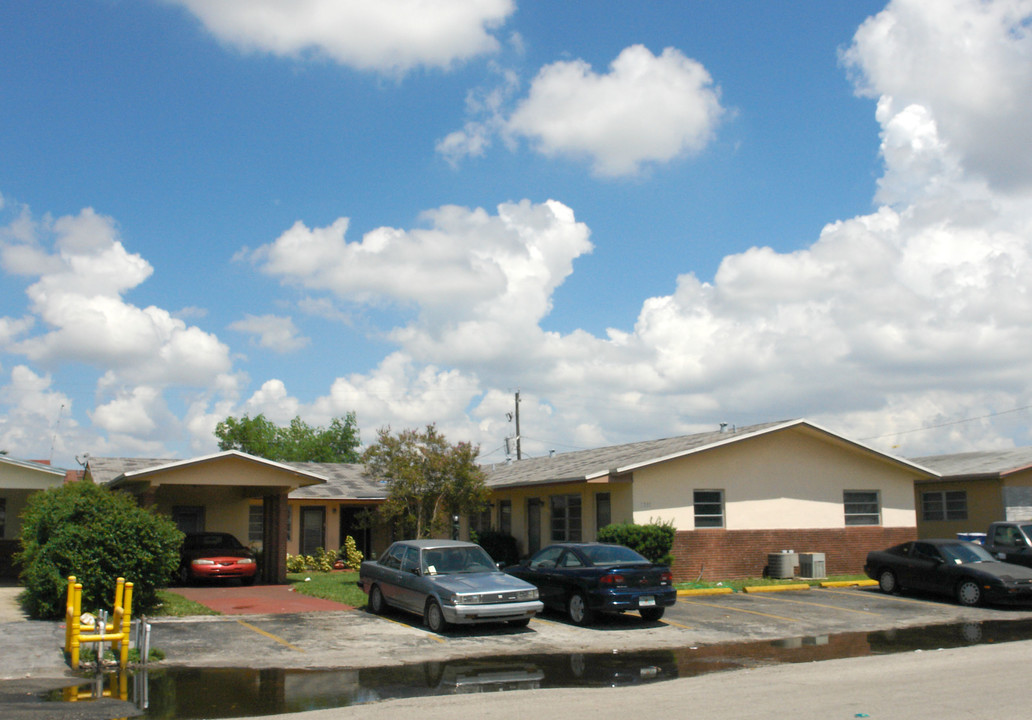 7331 Venetian St in Miramar, FL - Building Photo