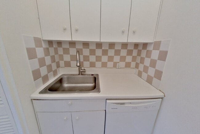 350 W 21st St in New York, NY - Building Photo - Building Photo