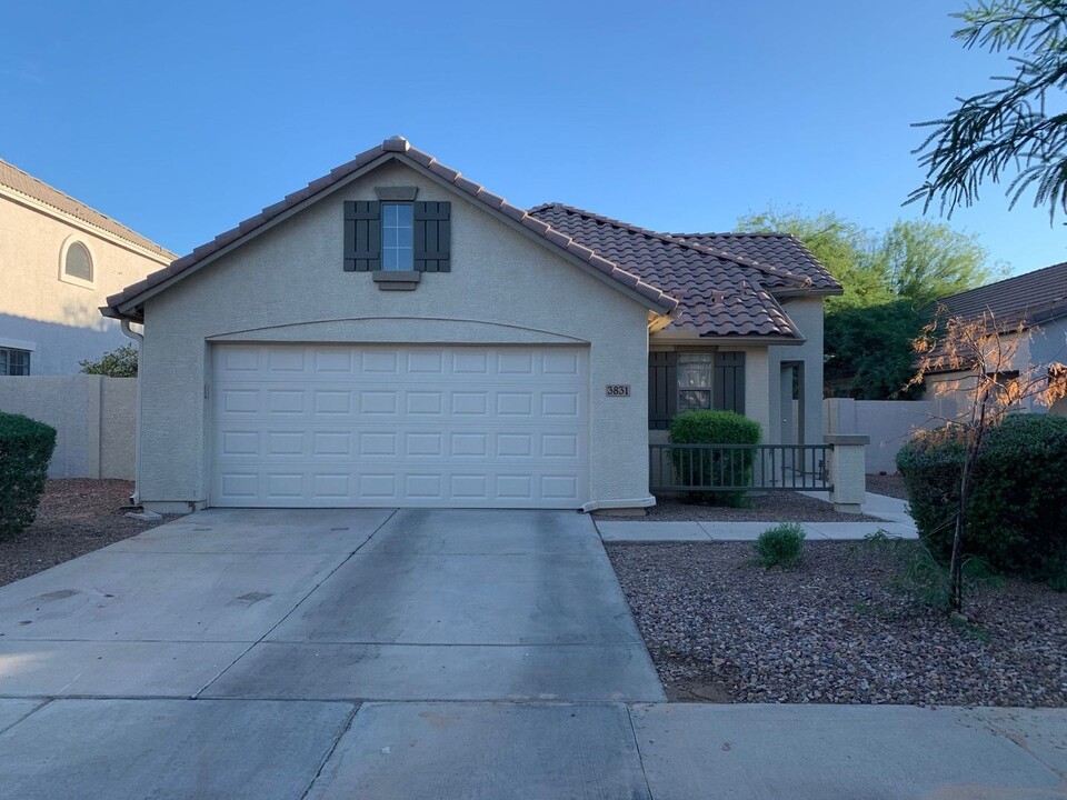 3831 E Ironhorse Ct in Gilbert, AZ - Building Photo